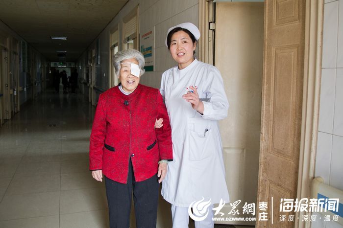 枣庄98岁老太腿脚不便 护士“很美公主抱”刷屏朋友圈